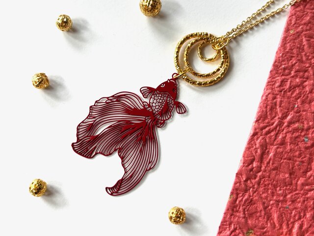 ネックレス 切り絵風金魚と水の波紋リング 赤 レッド ゴールド 夏 和風