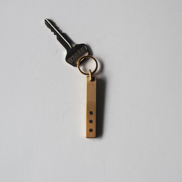 真鍮と銅の黒染めのキーホルダー｜経年変化を楽しむ、シンプルで美しい