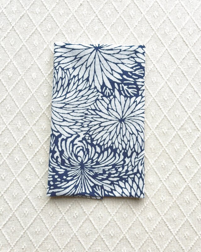 天然藍の型染め手拭い　菊柄