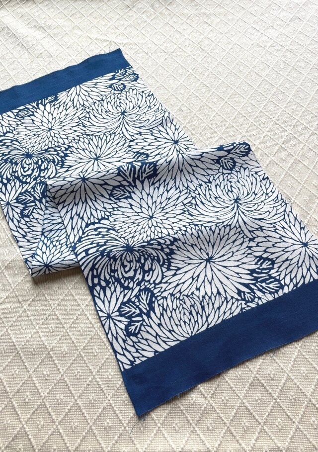 天然藍の型染め手拭い 菊柄 | iichi 日々の暮らしを心地よくする