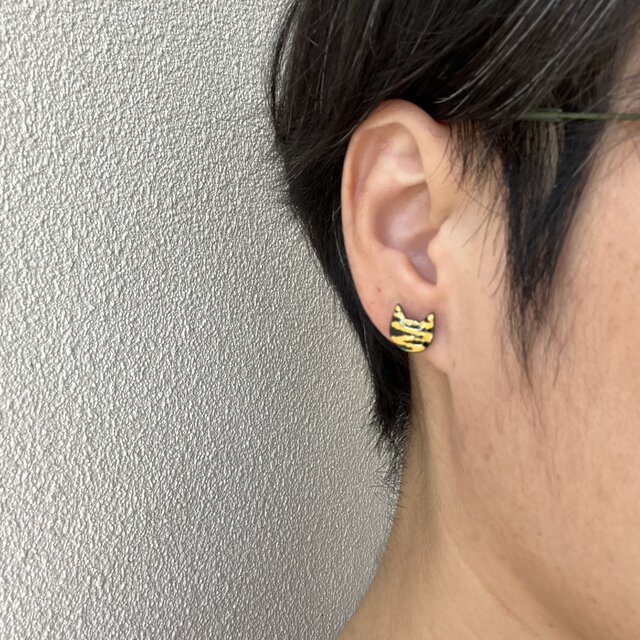 ミニトラネコ チタンポストピアス | iichi 日々の暮らしを心地よくする