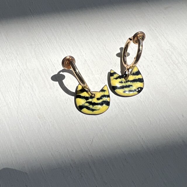 揺れるミニトラネコ　フープイヤリング/フックピアス