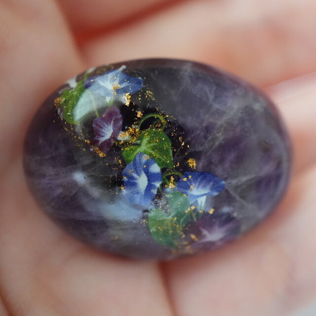 安眠対策やリラックス効果　中国直仕入れ★美しいアメジスト iichi限定）天然石アメジストと朝顔、金箔の帯留め【一点物】 | iichi