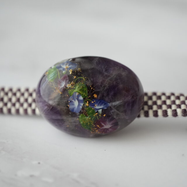 安眠対策やリラックス効果　中国直仕入れ★美しいアメジスト iichi限定）天然石アメジストと朝顔、金箔の帯留め【一点物】 | iichi