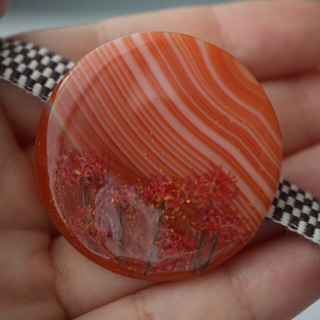 【iichi限定】 天然石サードオニキスと彼岸花の帯留め【一点物】