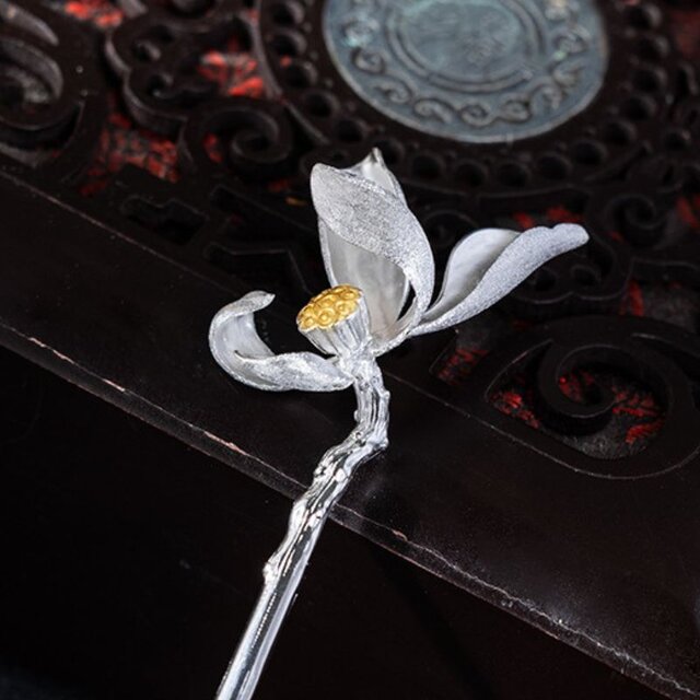 蓮の花のかんざし - 蓮の優雅さと調和を巧みに表現 K175 | iichi 日々