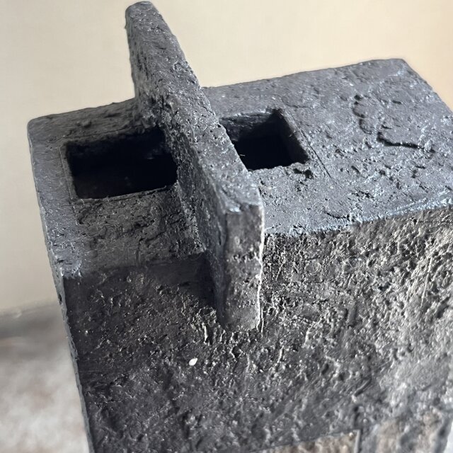 オブジェ (花器) 黒釉&焼締 幾何学&縞紋 box with a fence 長角型 No.1