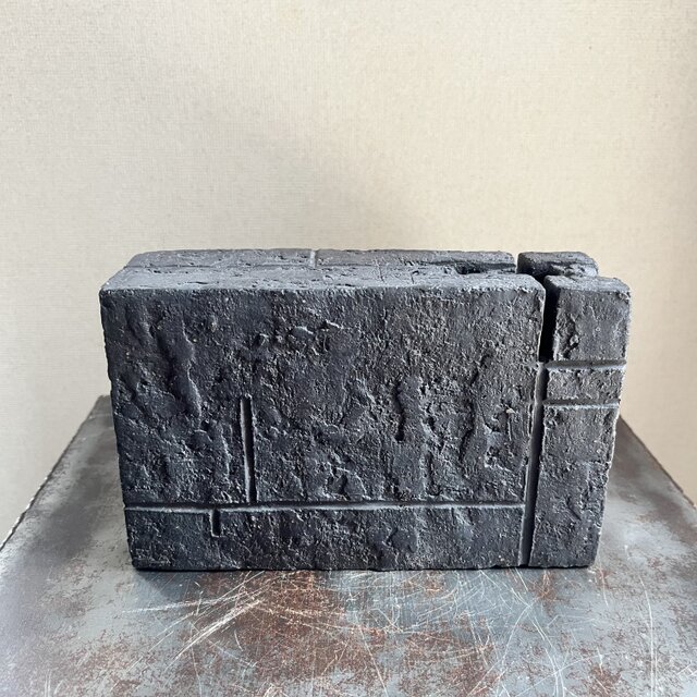 オブジェ　(花器)　黒釉　幾何学線刻紋　長方型