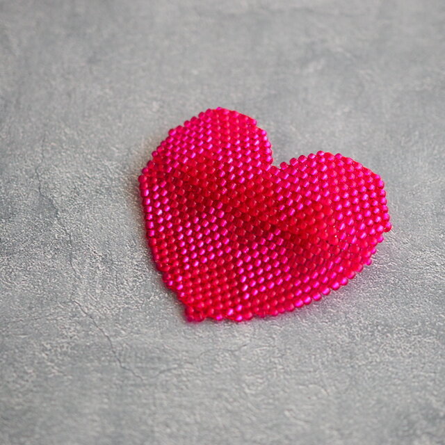 ダイヤモンドチェックハートのビーズブローチ（ピンク）【受注】