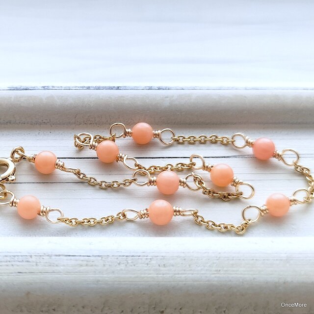 ピンクコーラルのステーションブレスレット