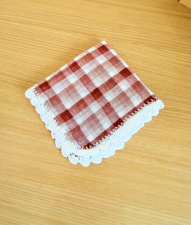 ダブルガーゼ2枚合わせのふわふわハンカチ（チェック・レッド）