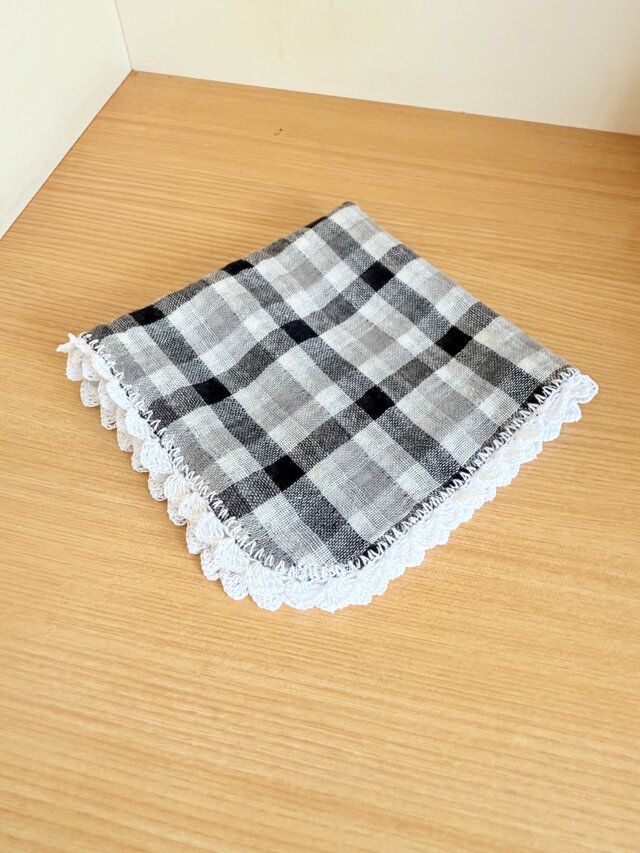 ダブルガーゼ2枚合わせのふわふわハンカチ（チェック・ブラック）