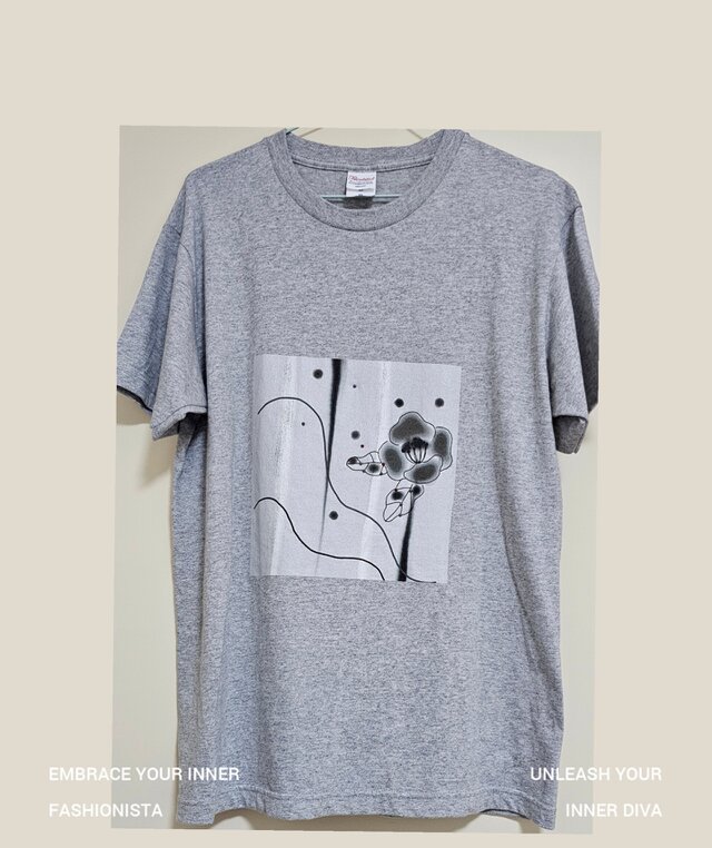 椿と蛍火 – 内なる光をまとう和のアートTシャツ