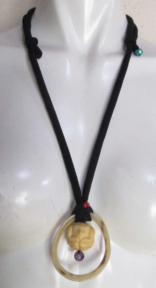 ８２９０　申（さる）の 干支の彫り物で作ったネックレス