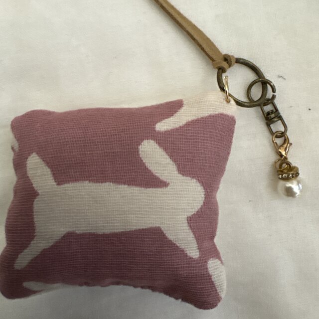 ハンドメイド　ミナペルホネンランランピンクランフワラキーリング天然石