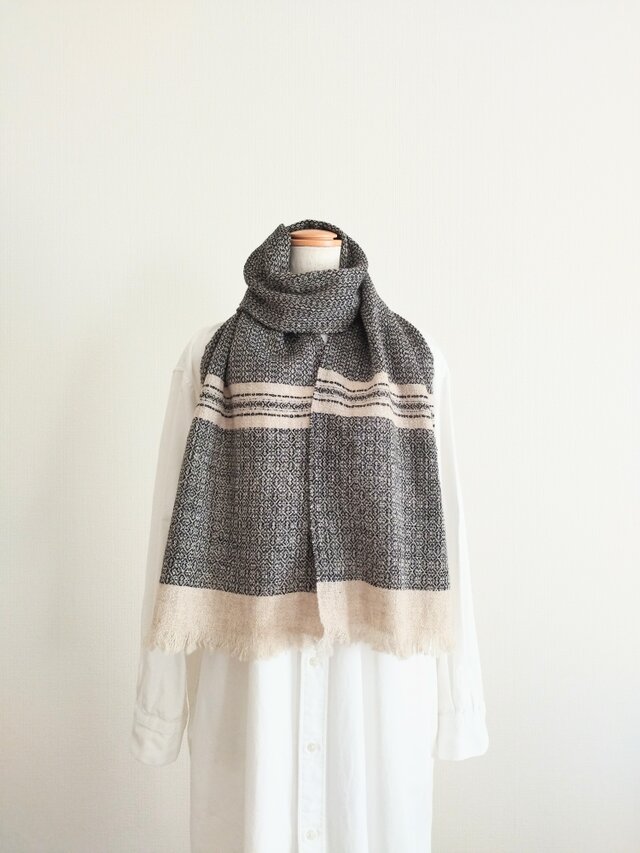 教会の窓模様マフラー