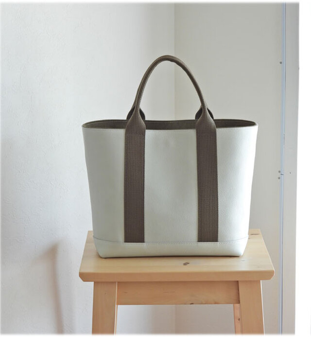 シンプルトート　ミドルサイズ　ホワイト／オリーブグレーハンドル