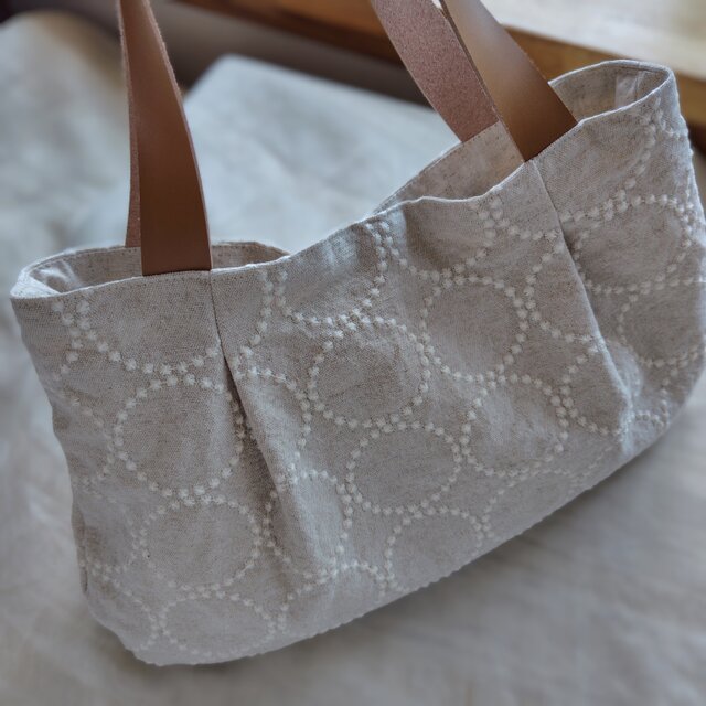 刺繍生地⋆*❁*大きめト－トバッグ⋆*❁*ハンドメイド 刺繍生地*タックトートバッグ*タンバリン柄 | iichi 日々の