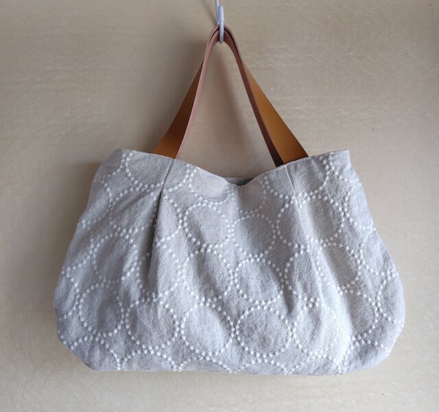 ご自宅用限定お買い得品 刺繍生地*タックトートバッグ*タンバリン柄 日々の iichi | トートバッグ