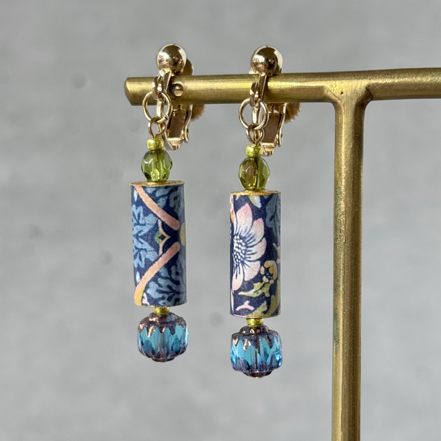 ブルー好きのイヤリング　モリス　いちご泥棒　軽い紙製ピアス　青　英国　花柄　ボタニカル　クラシック　ギフト　美術館　絵画