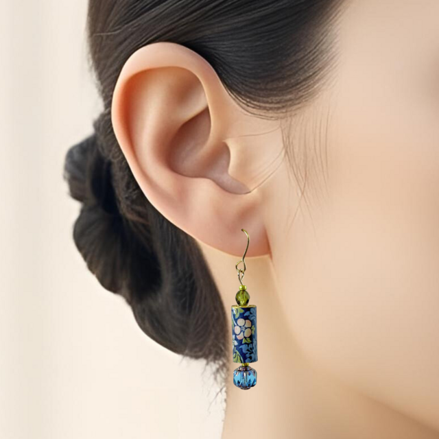 ブルー好きのイヤリング モリス いちご泥棒 軽い紙製ピアス 青 英国 花