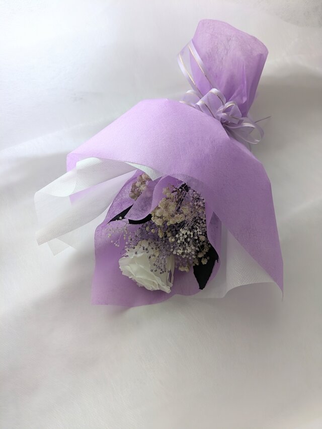 プリザーブドフラワー／大輪の白薔薇と白とパープルかすみ草のふんわり