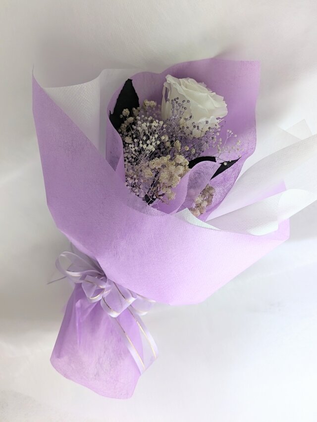 プリザーブドフラワー／大輪の白薔薇と白とパープルかすみ草のふんわり