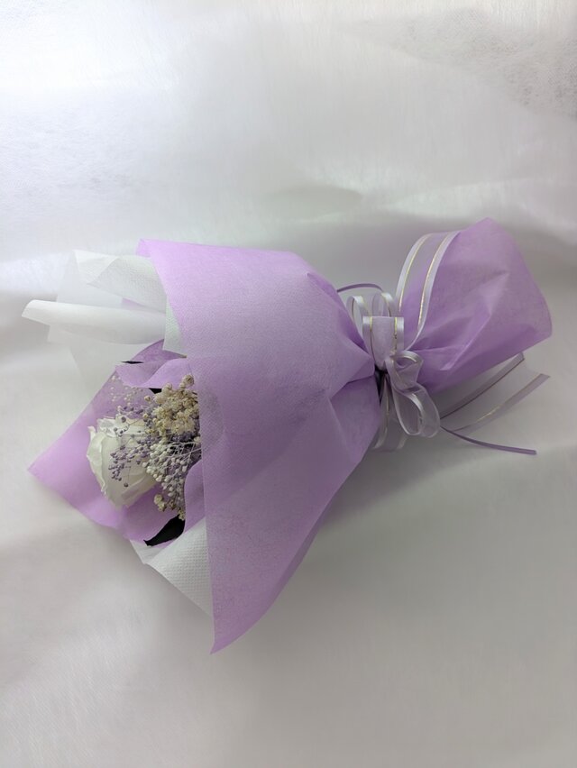 プリザーブドフラワー／大輪の白薔薇と白とパープルかすみ草のふんわり