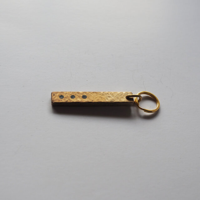 槌目の真鍮と銅の黒染めのキーホルダー｜経年変化を楽しむ、シンプルで