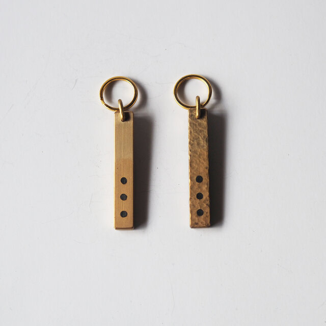 槌目の真鍮と銅の黒染めのキーホルダー｜経年変化を楽しむ、シンプルで