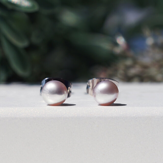 天然色★ラベンダー真珠のぽってり小さな一粒ピアス　～霰零（あられこぼし）