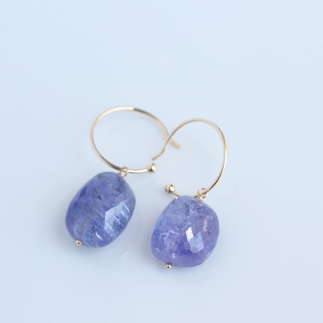 K18 タンザナイト ピアス 〈タンブルカット〉 | iichi 日々の暮らしを