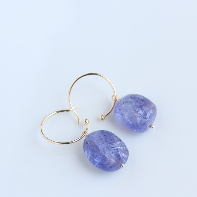 タンザナイト　ピアス　K18 mal．レレレさん K18 タンザナイト ピアス 〈タンブルカット〉 | iichi 日々の