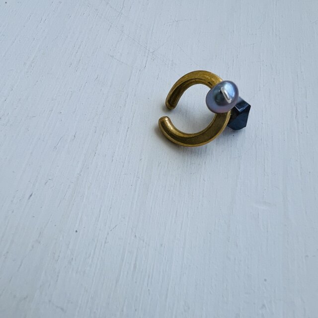 ねこのてみたいなイヤカフ　水平線　グレイパール&アイオライト