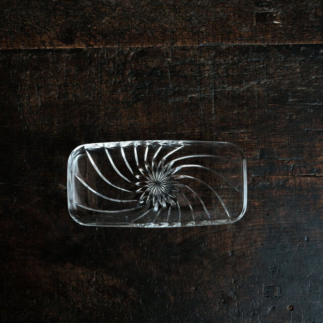 菊と螺旋◆お刺身を載せたくなる。クリスタルガラス長方皿　プレスガラス　夏　清涼感　 昭和後期【縁に削げ】