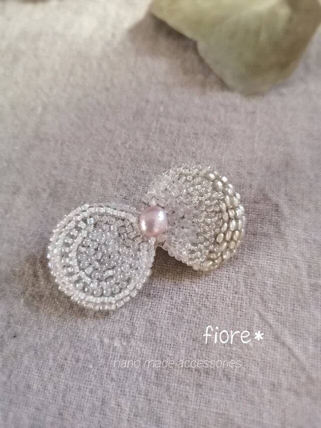 淡くきらめく*ちょうちょのブローチ