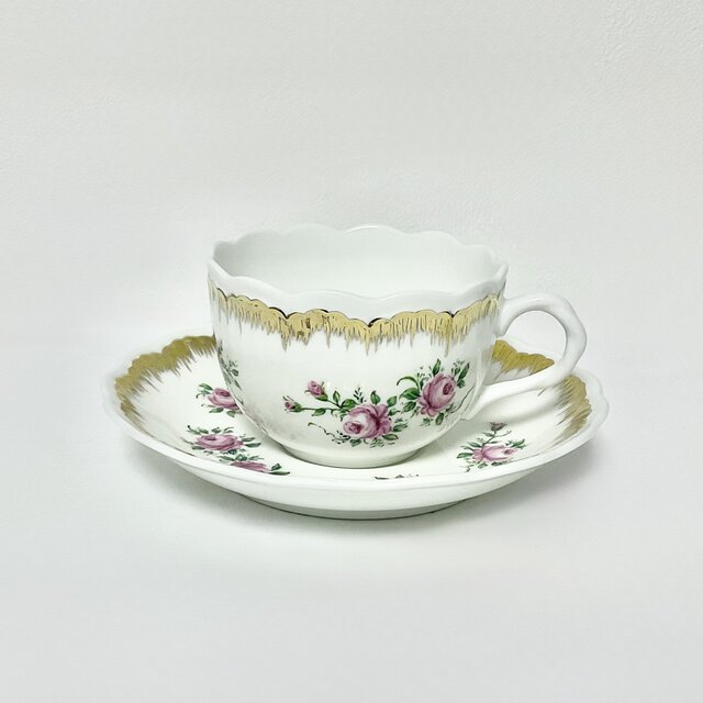 バラと金彩のティーカップ