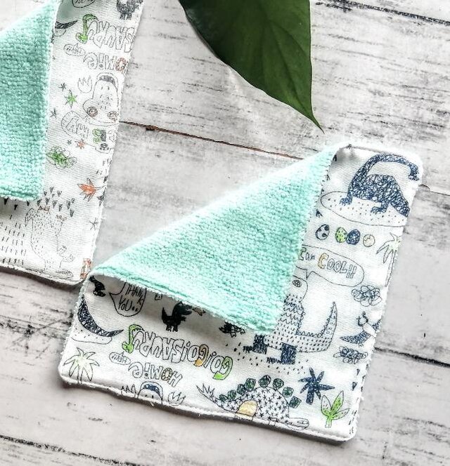 恐竜　ガーゼハンカチ　ハンカチタオル　15cm角　ダブルガーゼ　マイクロファイバー　名入れ　ループ