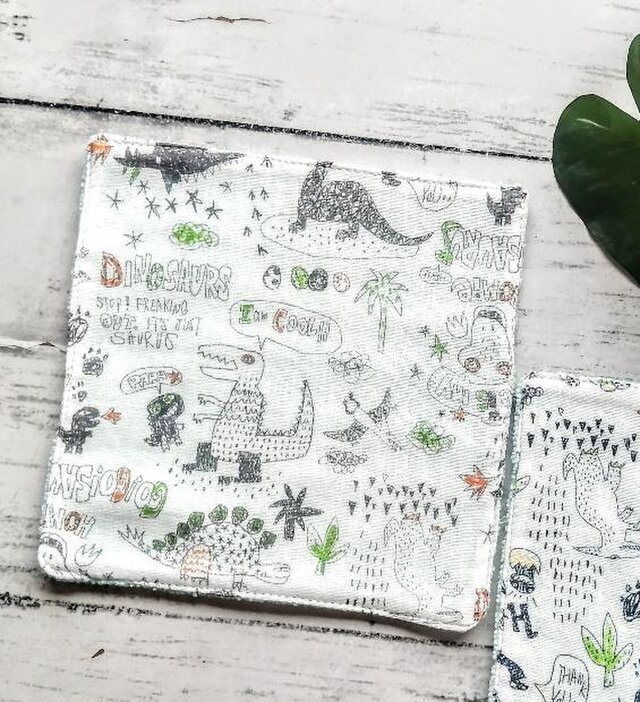 恐竜　ガーゼハンカチタオル　15cm角　ダブルガーゼ　マイクロファイバー　名入れ　ループ