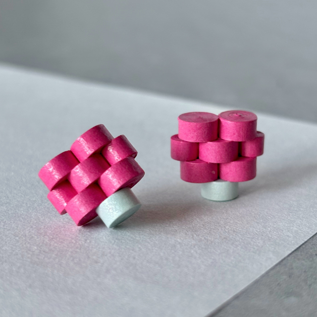 血色アップのイヤリング　華やかピンクのピアス　和モダン　着物　シンプル小さめ　軽い紙　アクセント　和菓子　敬老の日ギフト　推し色