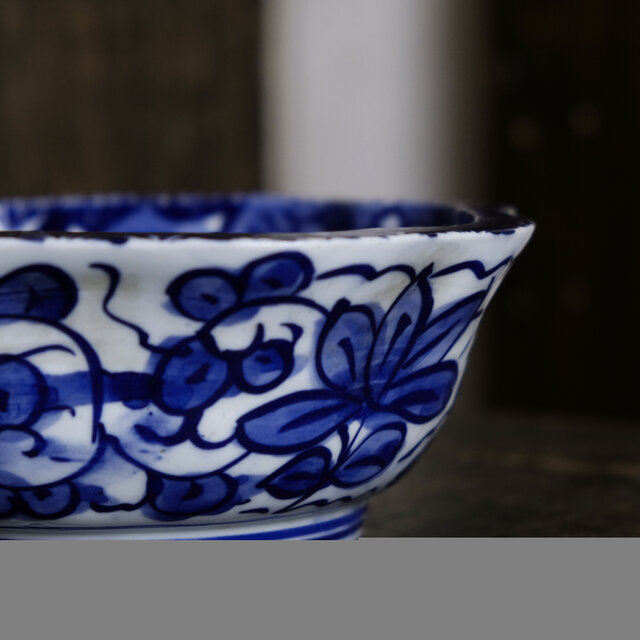花唐草と蝶々◇青で素敵。伊万里 花蝶文印判鉢 碗 骨董/antiques