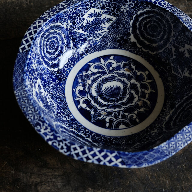 見込みに牡丹◆味のあるお品物。伊万里　ベロ藍牡丹文印判大鉢　碗　骨董/antiques　古道具　明治期