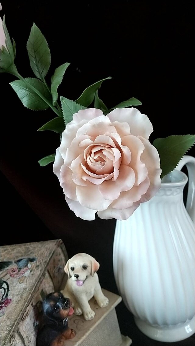 ☆粘土の花[薔薇・カフェラテ2本]☆ | iichi 日々の暮らしを