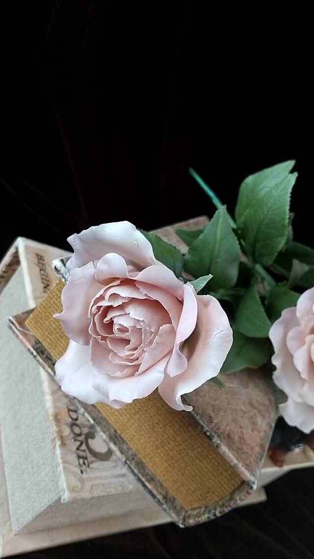 ☆粘土の花[薔薇・カフェラテ2本]☆ | iichi 日々の暮らしを心地よく
