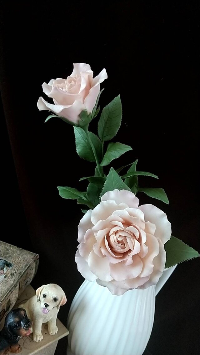 ☆粘土の花[薔薇・カフェラテ2本]☆ | iichi 日々の暮らしを