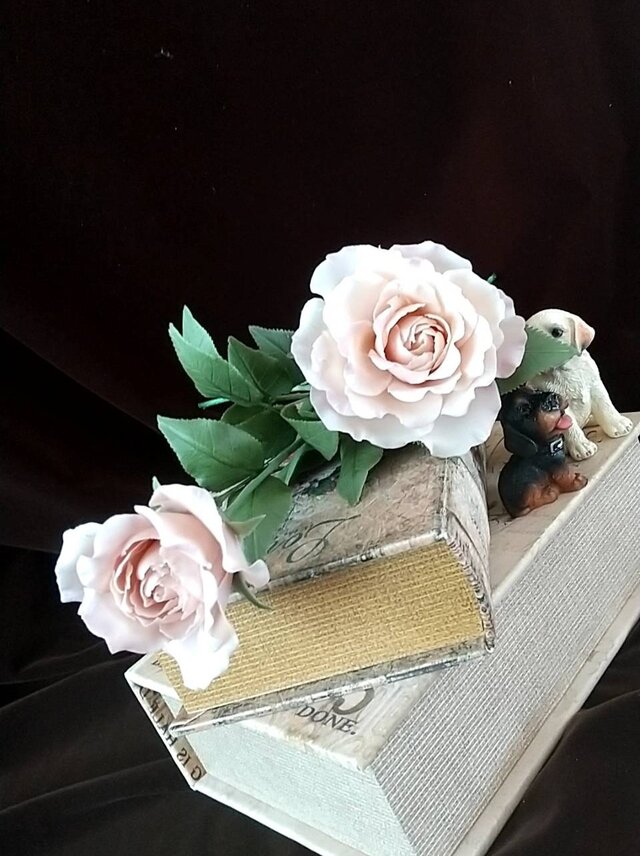 ☆粘土の花[薔薇・カフェラテ2本]☆ | iichi 日々の暮らしを心地よく
