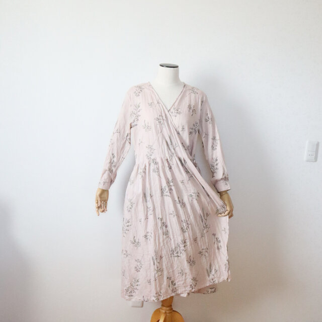 優しげな花柄リネンのカシュクールワンピース