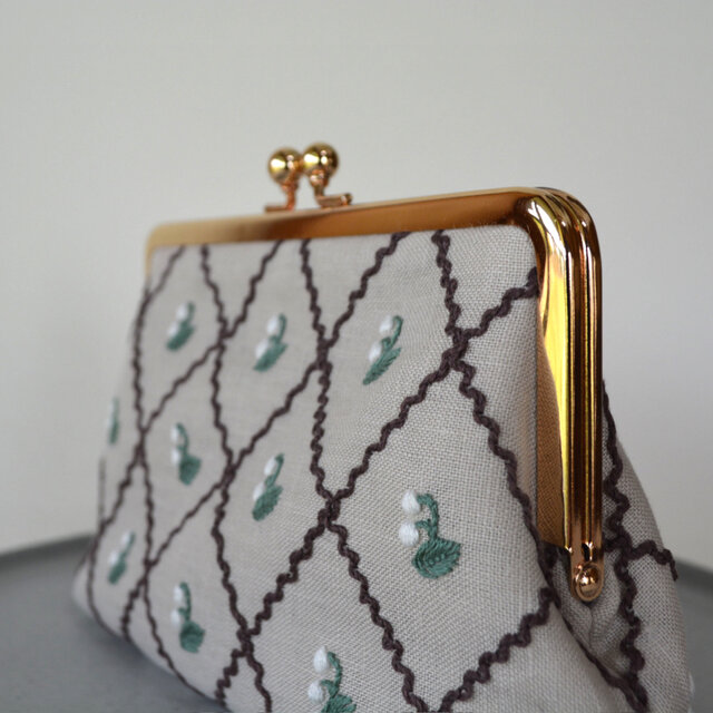 すずらん 刺繍 がま口ポーチ | iichi 日々の暮らしを心地よくする