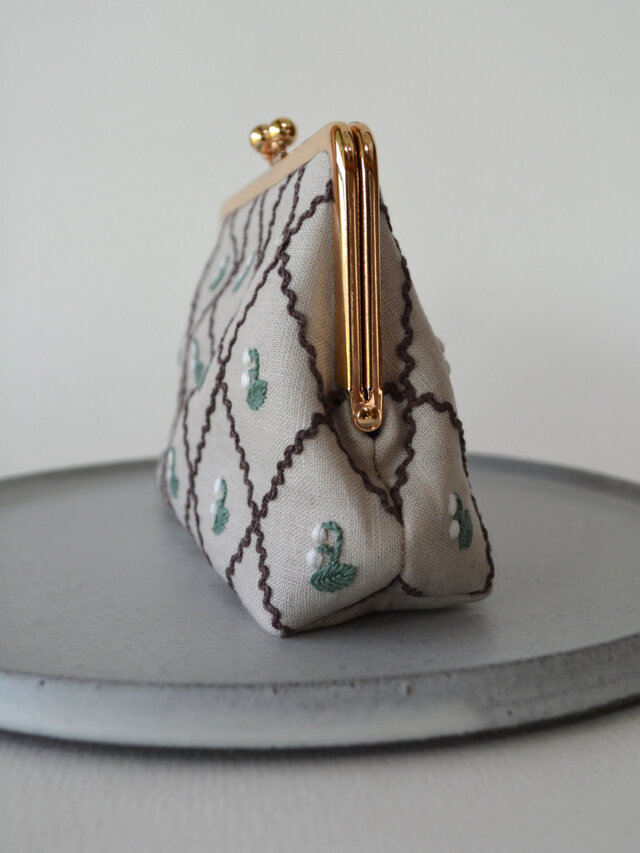 すずらん 刺繍 がま口ポーチ | iichi 日々の暮らしを心地よくする