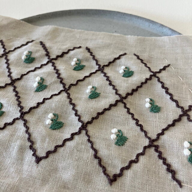 すずらん 刺繍 がま口ポーチ | iichi 日々の暮らしを心地よくする